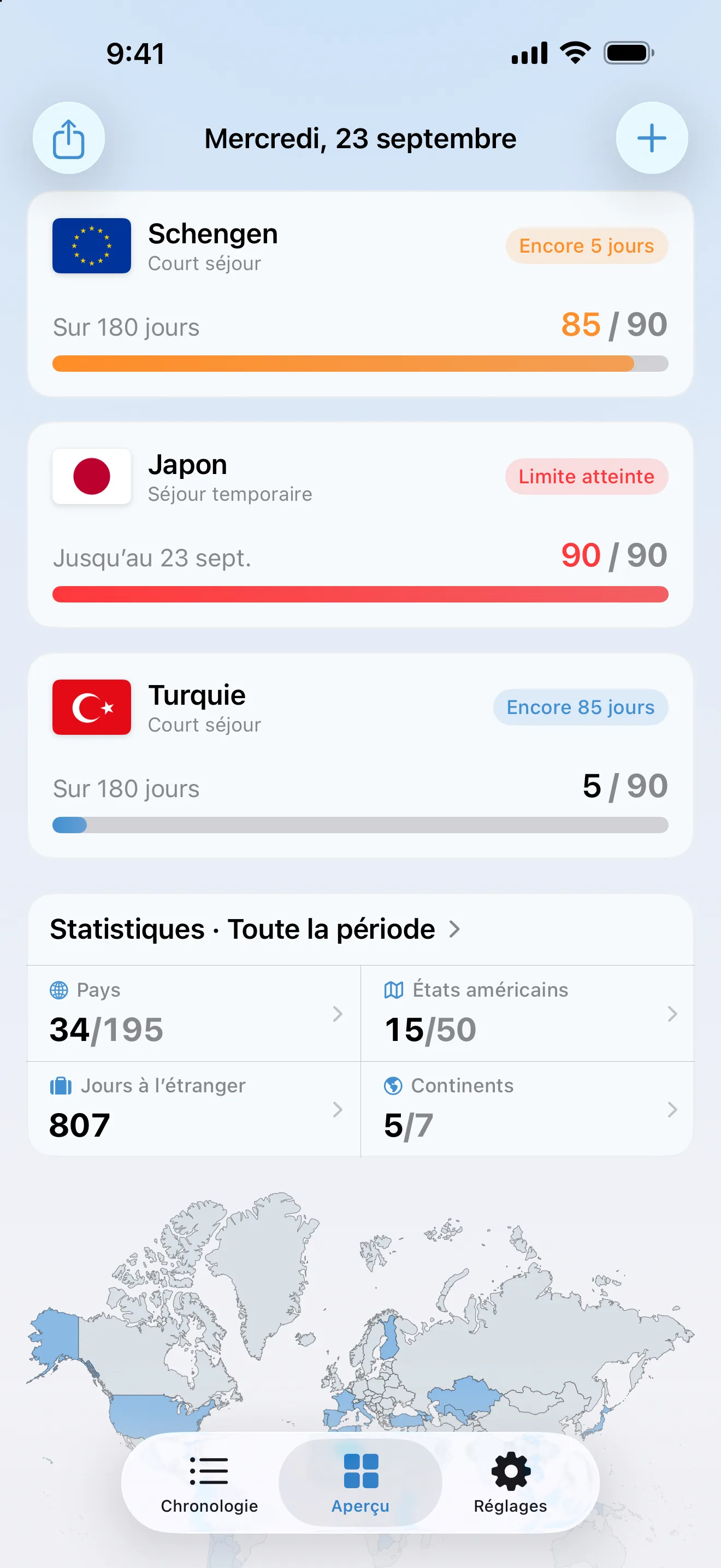 L’aperçu AtlasDays avec trois suivis de visa : Schengen en orange à 85 jours sur 90, un séjour Japon (visiteur) en rouge à sa limite, et la Turquie à 5 jours sur 90