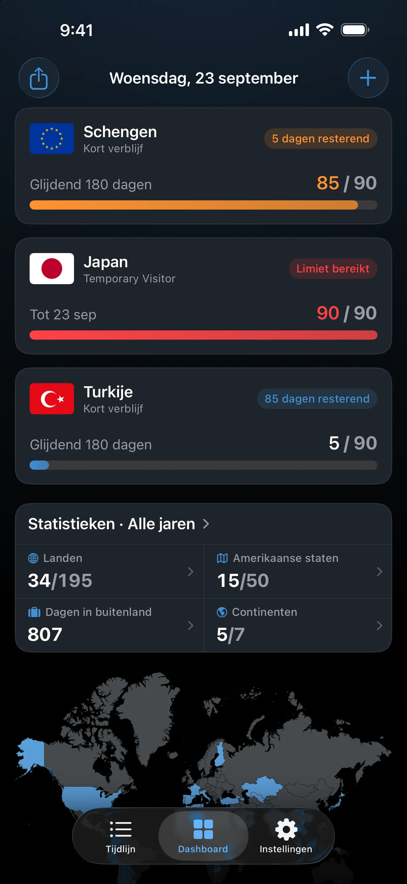 Het AtlasDays-dashboard met drie visumtrackers: Schengen oranje op 85 van 90 dagen, een Japan Temporary Visitor-verblijf rood op de limiet, en Turkije op 5 van 90